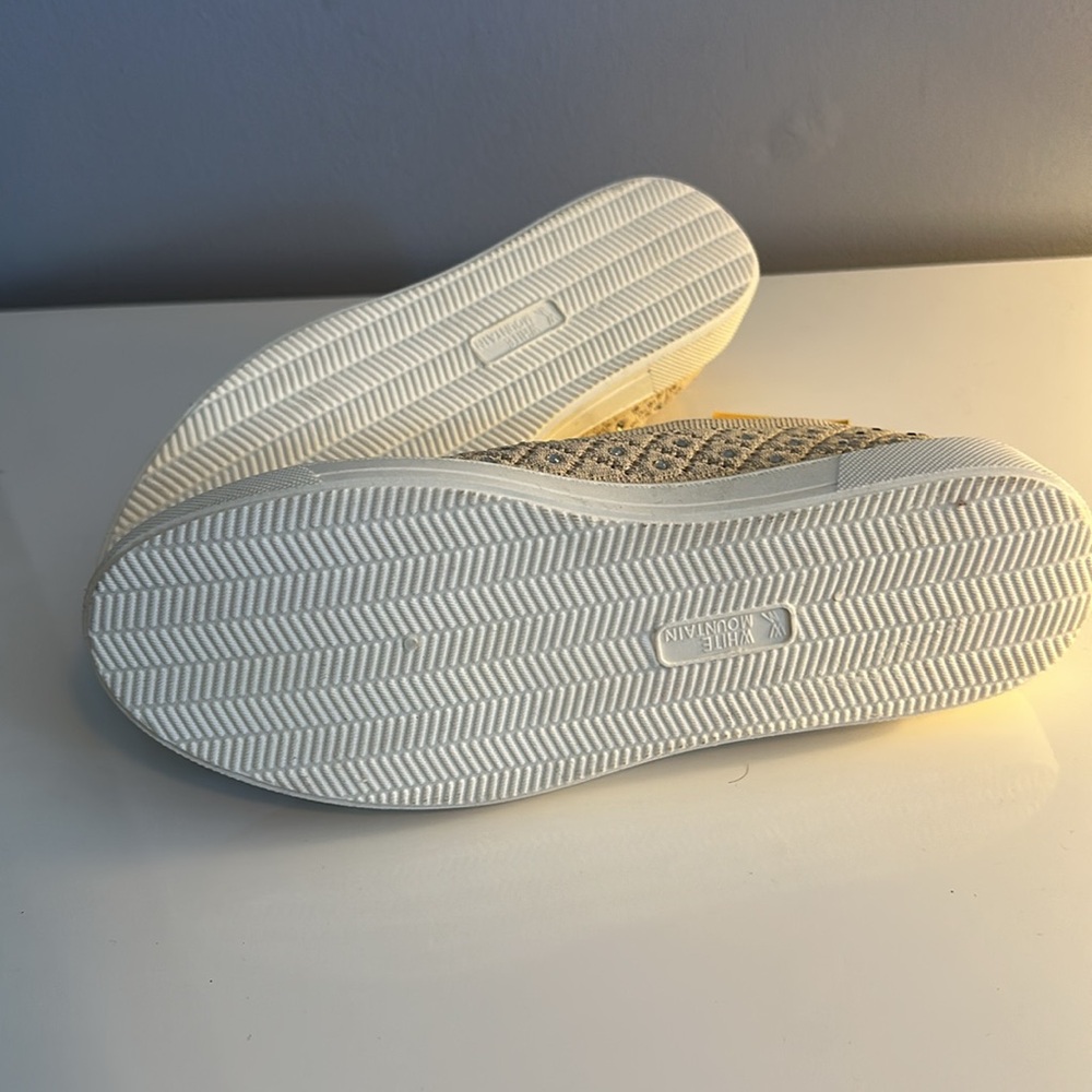 Womens slip on sneakers, size 8 - Picture 5 of 6